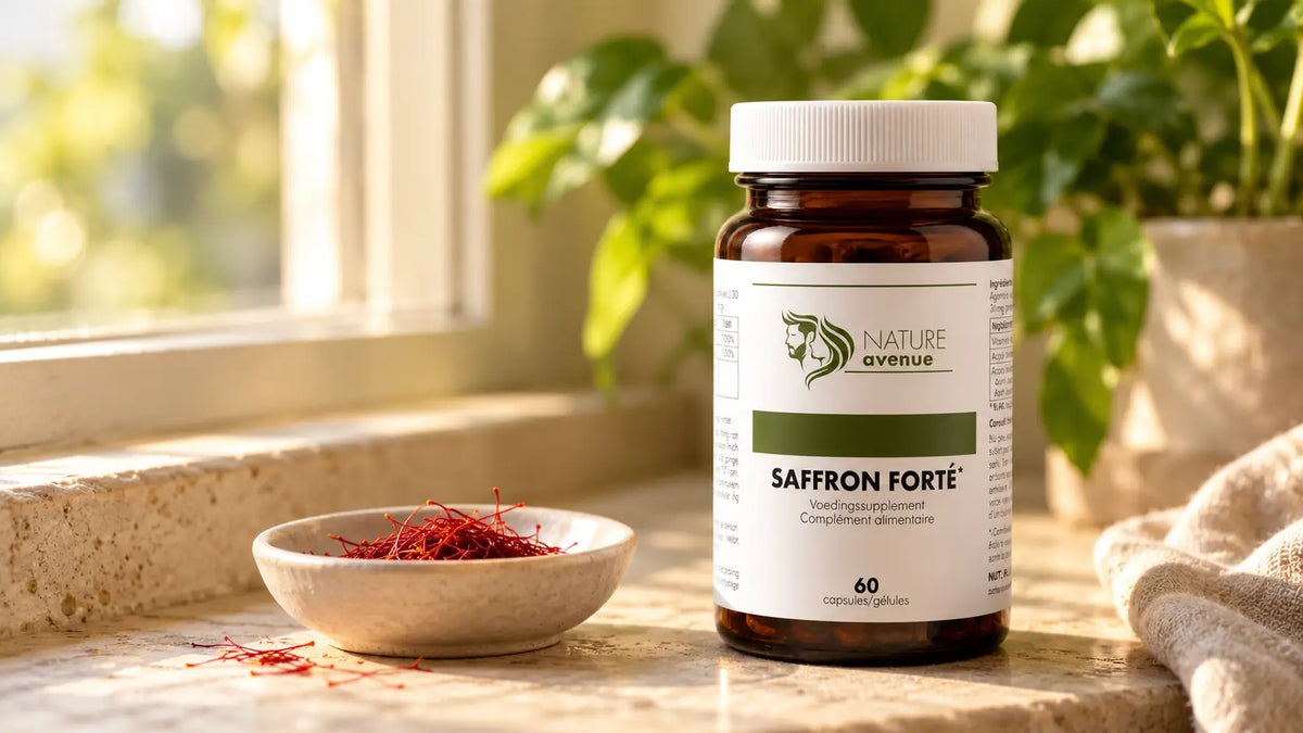 Saffron Forte van Nature Avenue op een vensterbank naast saffraandraadjes in een wit schaaltje